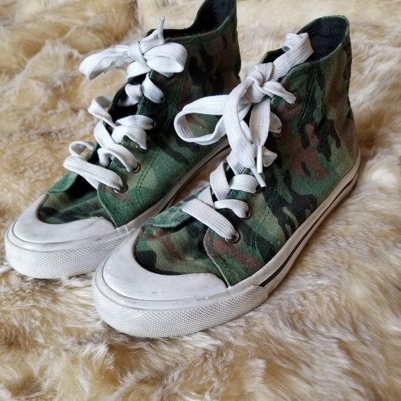 Roebuck & Co. Other - Camo Hi-Top Sneakers SZ 4 boy's